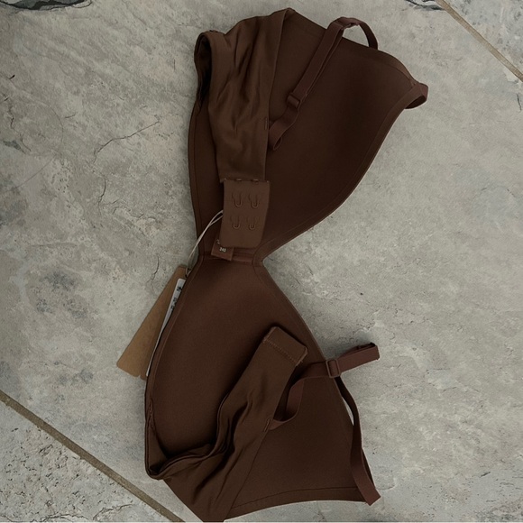 SKIMS Chocolate Brown Bra - Picture 3 of 4
